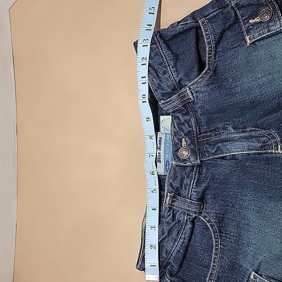 Old Navy. Size 2, 3" Inseam Cargo Shorts. Medium Wash, Excellent Used Condition - Picture 5 of 8